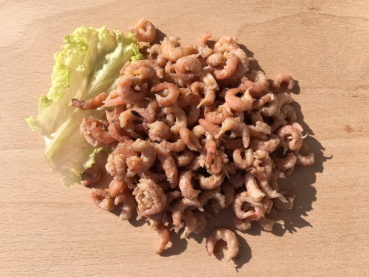 Nordseekrabbenfleisch auf Buchenplatte
